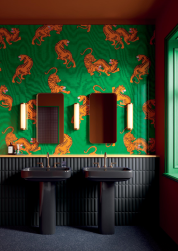 Łazienka, pod ścianą dwie czarne umywalki wolnostojące, nad umywalkami dwa półokrągłe lustra, połowa ściany wyłożona czarnymi płytkami, podłoga w kolorze granatowym, druga połowa ściany wyłożona zielonymi płytkami 41zero42 Paper41 Lux Gianni 60x120 płytki